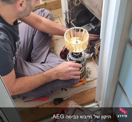 אדם מתקן מכשיר חשמלי עם כלים שונים